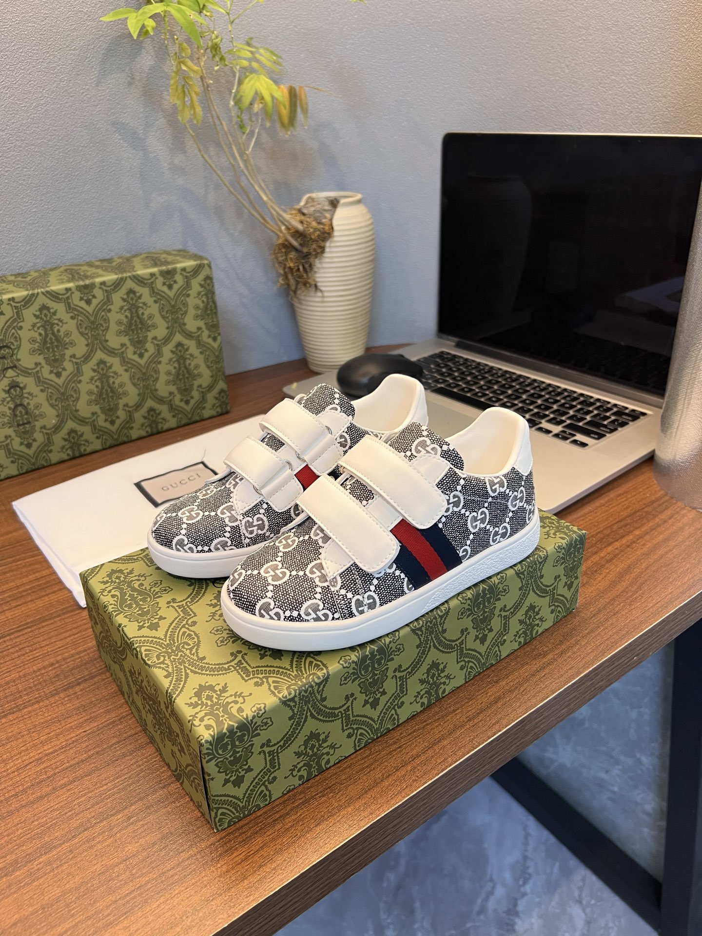 Children's shoes child
